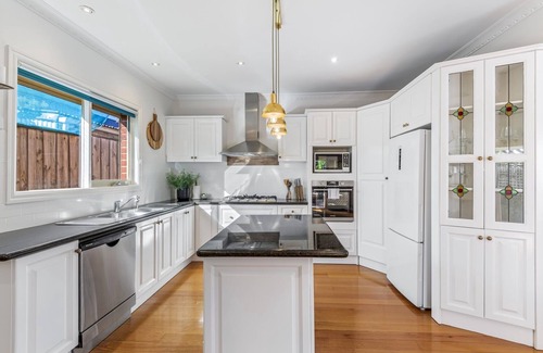 Pascoe Vale South House | Spacious Family Home with Balcony in Pascoe Vale
