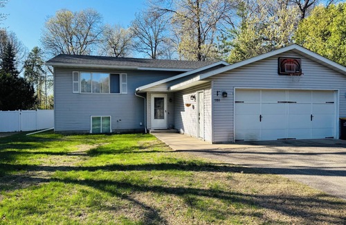 Baxter House | Spacious Family and Pet Friendly Cozy Cottage Near Gull Lake in Baxter