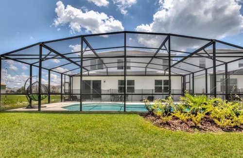 Bellavida House | Spacious & Family-Friendly 6BR Villa Near Disney Private Pool & Game Room!