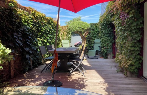 Etel House | Spacious Family Home 5 Minutes from the Harbor with Terrace and Workspaces