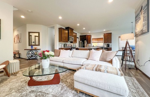 Bryn Mawr-Skyway House | Spacious Family Home in Seattle - 3BR, 2.5BA, A/C & Parking Included.