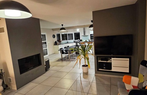 Treflez House | Spacious family home - land and sea views - quiet, close to beaches. 8 p.