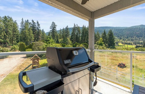 Vernon House | Spacious family home surrounded by mountains, orchards and walking trails.