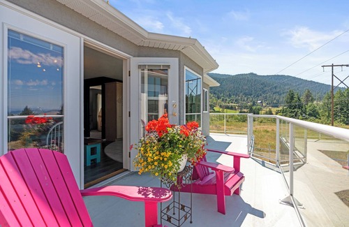 Vernon House | Spacious family home surrounded by mountains, orchards and walking trails.