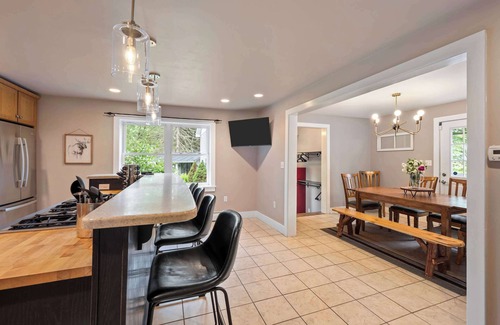 Great Valley House | Spacious Family Retreat, Two Living Rooms, Hot Tub