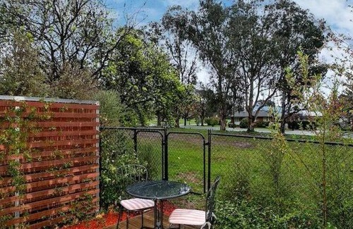 Narrabundah Apartment | Spacious Family Townhouse near Kingston & Manuka