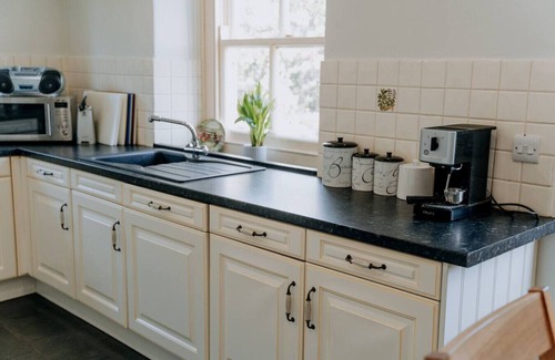 Narberth House | Spacious Farmhouse Retreat with Hot Tub, sleeps 12