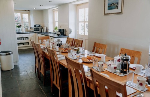 Narberth House | Spacious Farmhouse Retreat with Hot Tub, sleeps 12