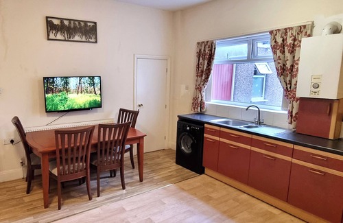 Rochdale Apartment | Spacious Flat Free Parking Fast Wi-Fi Visit Rochdale Manchester Oldham Bury