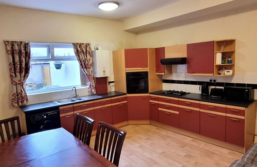 Rochdale Apartment | Spacious Flat Free Parking Fast Wi-Fi Visit Rochdale Manchester Oldham Bury