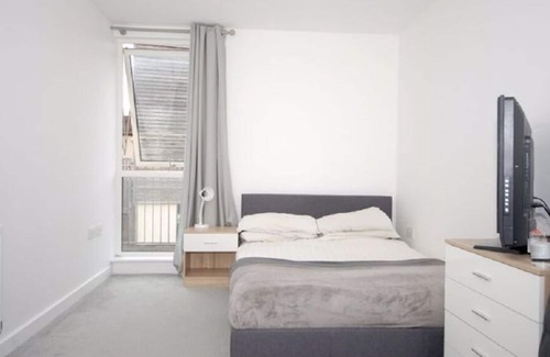 Street Apartment | Spacious Flat in Central Street. Very close to the historical Glastonbury.