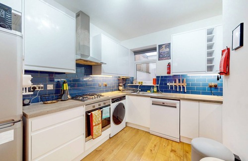 Green Street East Apartment | Spacious Flat Near Stratford | 2 Min to Bus Stop