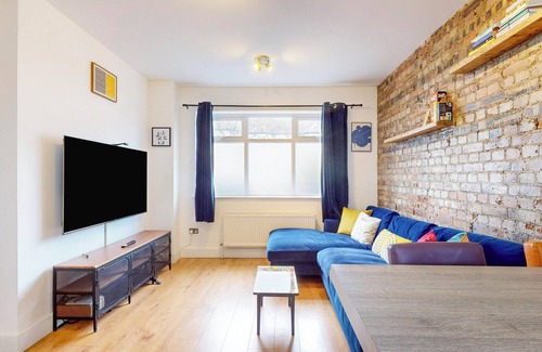 Green Street East Apartment | Spacious Flat Near Stratford | 2 Min to Bus Stop