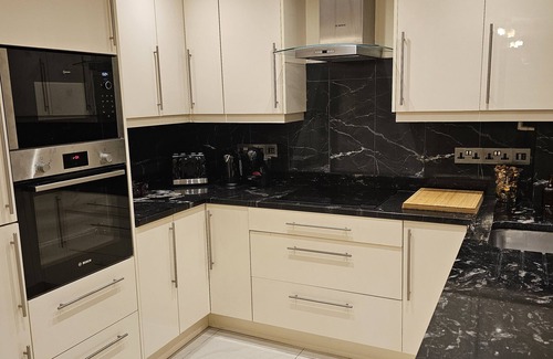 West Kensington Apartment | Spacious Four bedroom & Four bathroom flat in West Kensington.