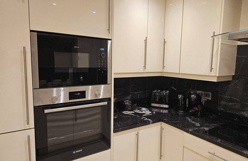West Kensington Apartment | Spacious Four bedroom & Four bathroom flat in West Kensington.