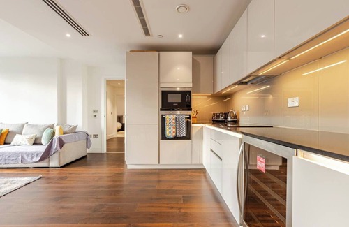 St. Mary's Park Apartment | Spacious Fulham Riverside 2 Bedroom Apartment
