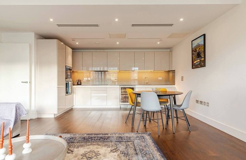 St. Mary's Park Apartment | Spacious Fulham Riverside 2 Bedroom Apartment