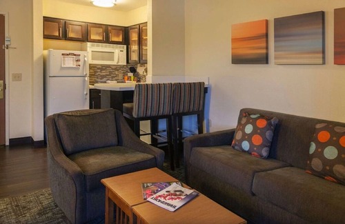 Acres Green House | Spacious Good-Value Accommodation! Pet-Friendly, Near Otero Tennis Courts