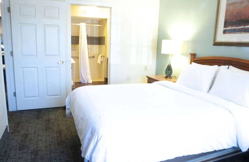 Acres Green House | Spacious Good-Value Accommodation! Pet-Friendly, Near Otero Tennis Courts