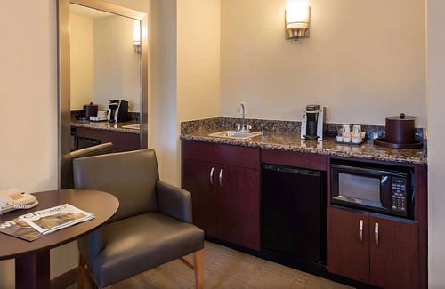 O'Hare Resort | Spacious Good-Value Accommodation! Pet-Friendly Property with Onsite Parking!