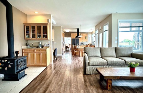 Point Roberts Villa | Spacious Ground Floor Queen bedroom (Monument Park)