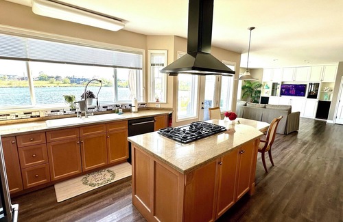 Point Roberts Villa | Spacious Ground Floor Queen bedroom (Monument Park)
