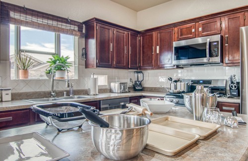 Biggs Field House | Spacious Haven with Outdoor Fun, 5 Bd Home, Primary King, EV Charger, Grill