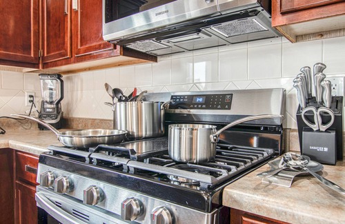 Biggs Field House | Spacious Haven with Outdoor Fun, 5 Bd Home, Primary King, EV Charger, Grill