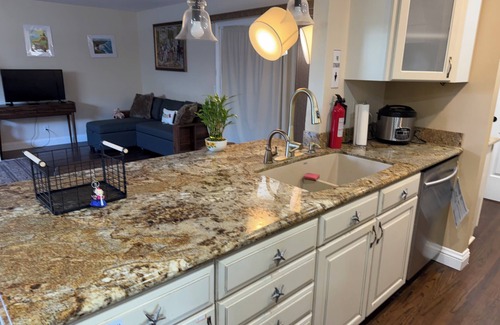 Huntington Beach House | Spacious HB Retreat–Walk to Beach-Perfect 4 Pacific Airshow-Surf Beach Room