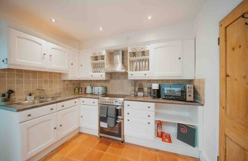 Cirencester House | Spacious Heart of town w/garden WiFi Smart TV