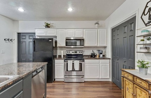 Orchard North Condo | Spacious Hillside Haven | Massage | Patio