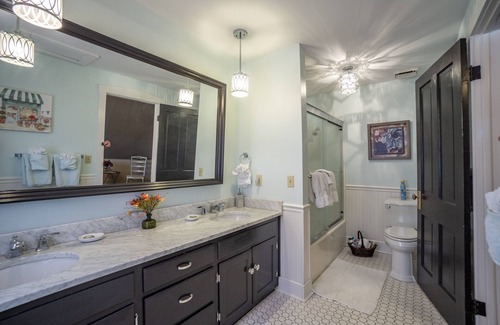 Hermann Bed & Breakfast | SPACIOUS HISTORIC DOWNTOWN LOFT! BEST LOCATION IN THE HEART OF TOWN!