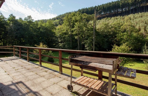 Coo House | Spacious holiday home with roofed terrace