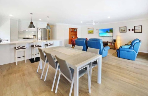 Banksia Beach House | Spacious Holiday Unit on Canal at Banksia Beach