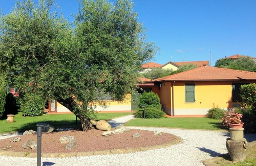 Montebello di Mezzo House | Spacious Holiday Home in Bolano with shared Pool