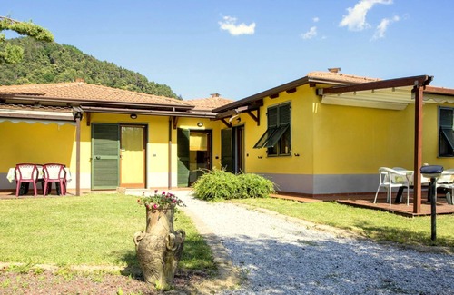 Montebello di Mezzo House | Spacious Holiday Home in Bolano with shared Pool