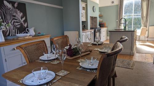 Leeds House | Spacious home, by Headingley Stadium, LGI, Leeds Arena, and the University of Leeds