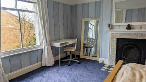 Leeds House | Spacious home, by Headingley Stadium, LGI, Leeds Arena, and the University of Leeds