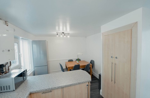 Sheffield House | Spacious home close to city centre, tram, hospitals, universities, Peak District
