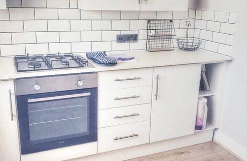 Newquay House | Spacious home close to all beaches w. parking & charging.