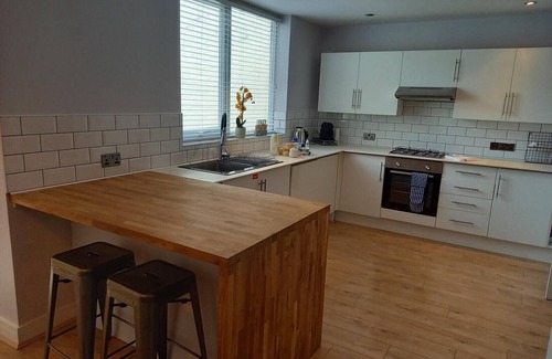 Newquay House | Spacious home close to all beaches w. parking & charging.