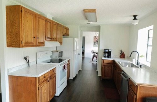 College Station House | Spacious Home for Hosting - Firepit, Huge Yard & Parking - 7 Mins to Texas A&M