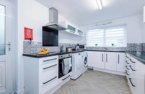 Droylsden House | Spacious Home, Ideal for Business Stays, Sleeps 9!