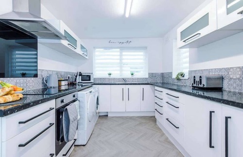 Droylsden House | Spacious Home, Ideal for Business Stays, Sleeps 9!