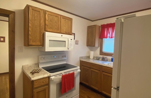 Summerlee House | Spacious home in quiet neighborhood. Fenced yard. Easy access to attractions.