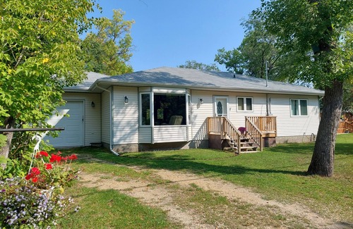 Gimli House | Spacious home minutes from the beach - family friendly, quiet neighborhood