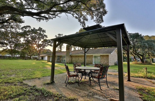 Northwest Pensacola House | Spacious Home Minutes Away From 2 or Amusement Park, Mall, & Downtown