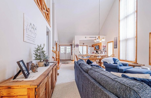 White Haven House | Spacious Home near Lake Harmony w/Lake Club Access Included, Hot Tub, Grill