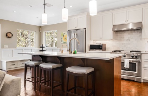 East Oak Hill House | Spacious home near Austin with office, enclosed backyard, patio, playground, AC