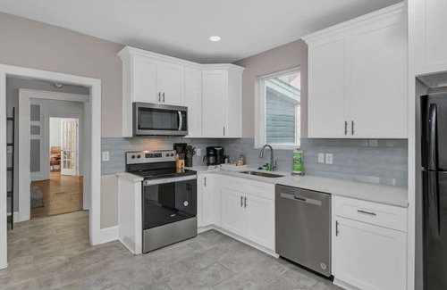 Columbia House | Spacious Home on Gervais | 4BR 2BA | Downtown